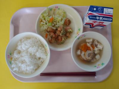 はちはい汁は、愛知県の東三河地区で古くから作られている精進料理のひとつです。料理名の由来は、１丁の豆腐で八人分作ることができるから、とか、あまりにおいしくて、八杯もおかわりしてしまうから、などと言われています。